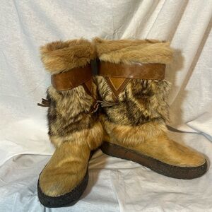 #8636. Tecnica Women's Coyote Fur/Cowhide Leather Apres Boots. Size 8